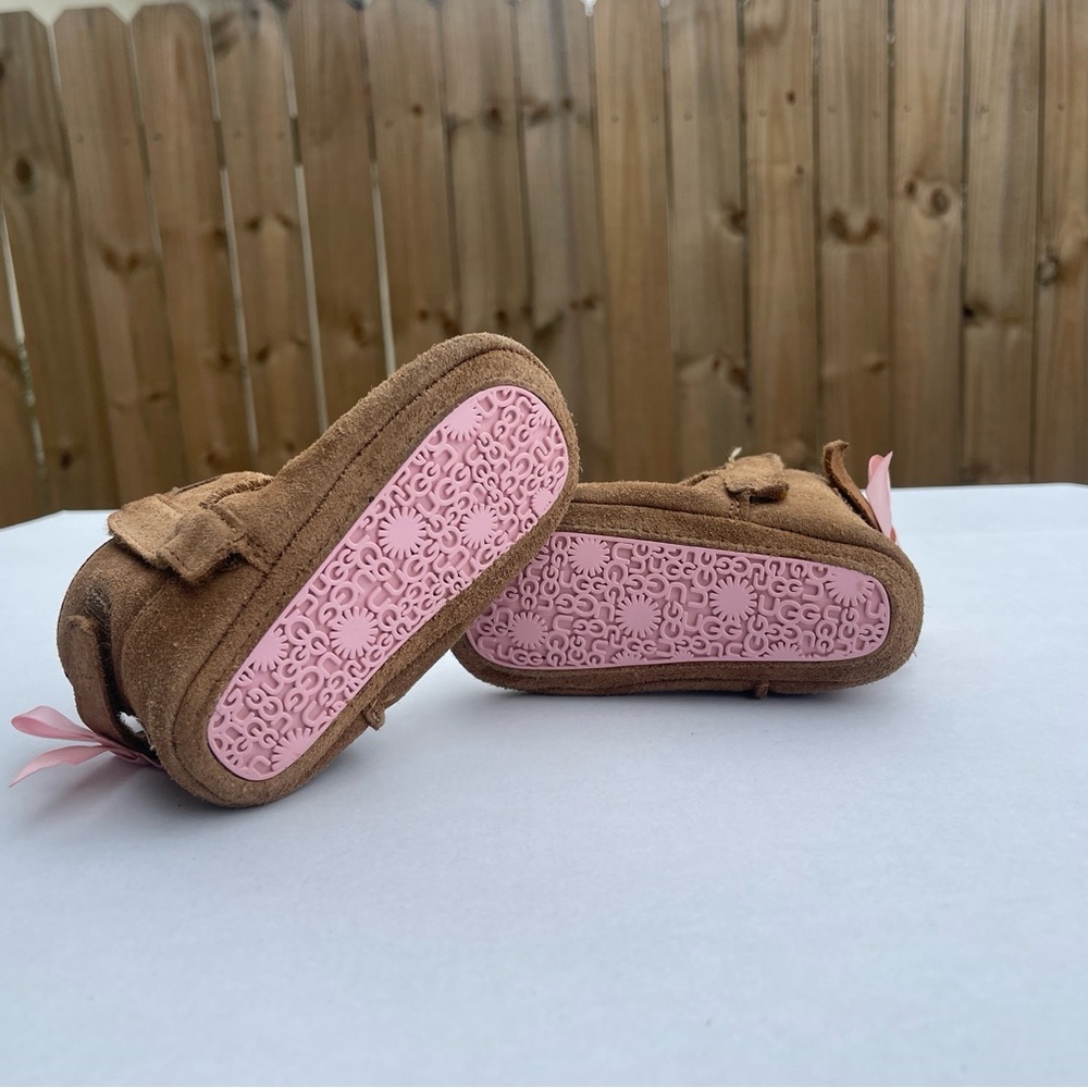 UGG Jesse Bow Children S Fuzzy Comfortable Brown Boot 1018452I Size 04/05 - Picture 7 of 8